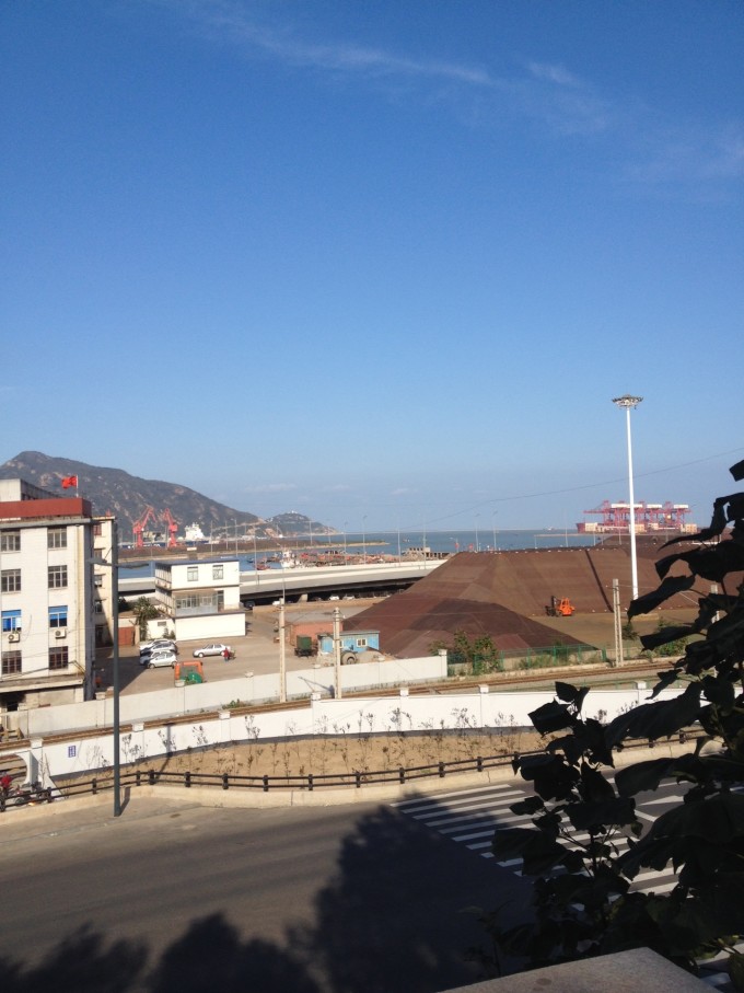 郯城发生8.5级大地震,波及海州最为强烈,不仅使海州"城倾十之二三",而且使"海退卅里",海州港随之也灰飞烟灭。1905年时任两江总督的周馥奏请光绪帝,海州为自开商埠,这一自开的商埠港口就是临洪口的大浦港和新浦。大浦随后成为海州新的港口区,而新浦则因转运贸易而兴,成为连接海州古城和大浦港口的要冲,并在随后逐渐取代了海州古城的商贸中心地位。新浦得名于清嘉庆三年,因其在板浦、卞家浦形成以后,故名新浦。1925年陇海铁路修到大浦港,新浦商业日趋兴旺,成为名副其实之商埠。然