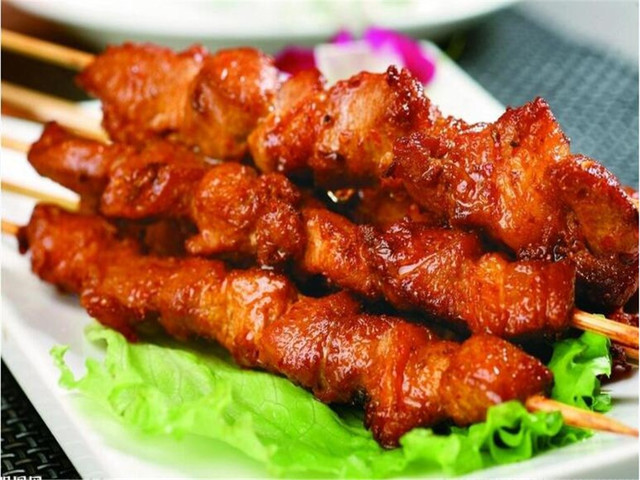 辣土豆片 , 铁盘炒饭 , 烤平蘑 , 豆腐皮包金针菇 , 炒凉粉 , 羊肉