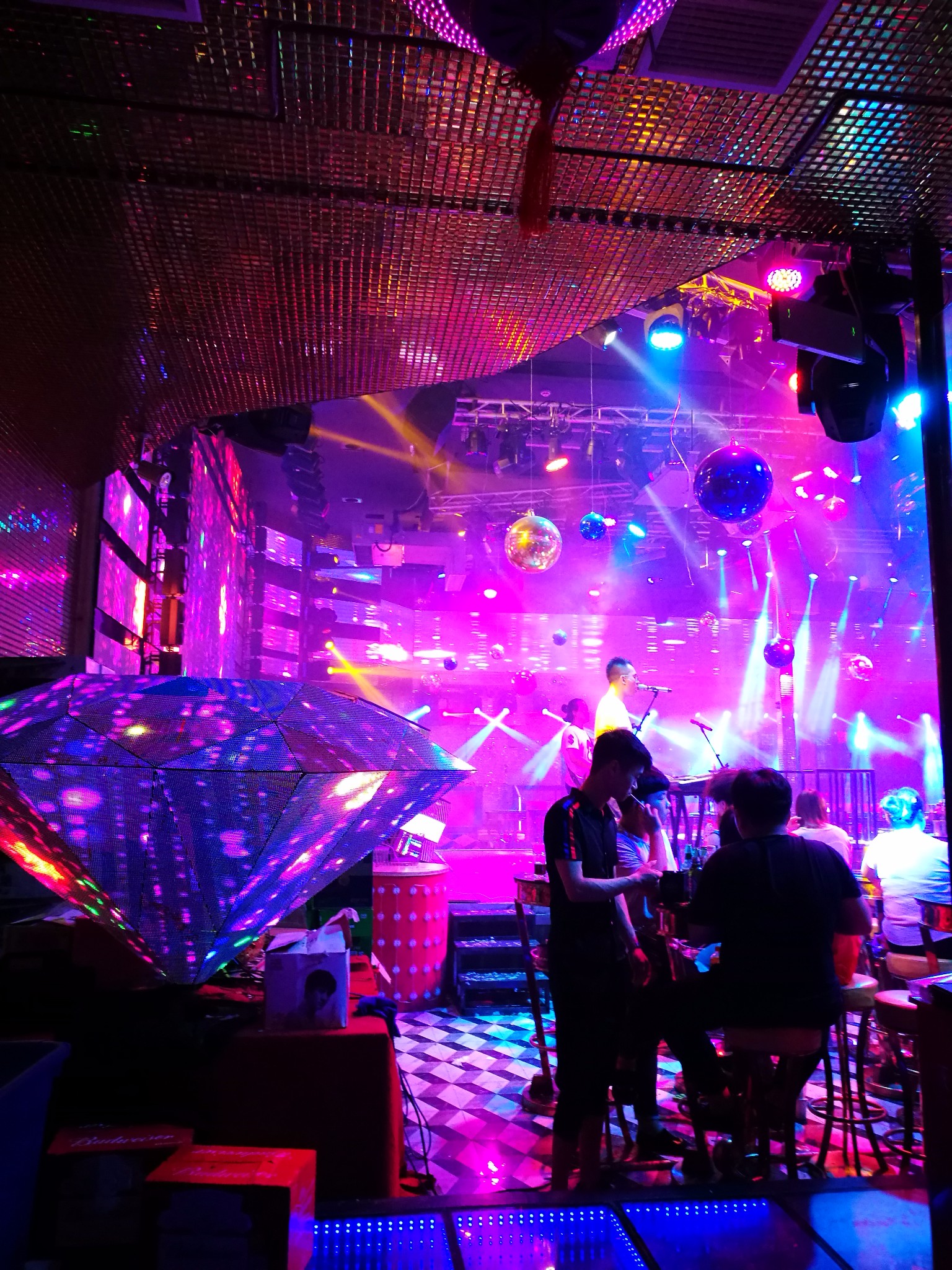 天色慢慢暗下了,蓝色魅影的天空最让 你迷失在西塘的装饰别致的酒吧中