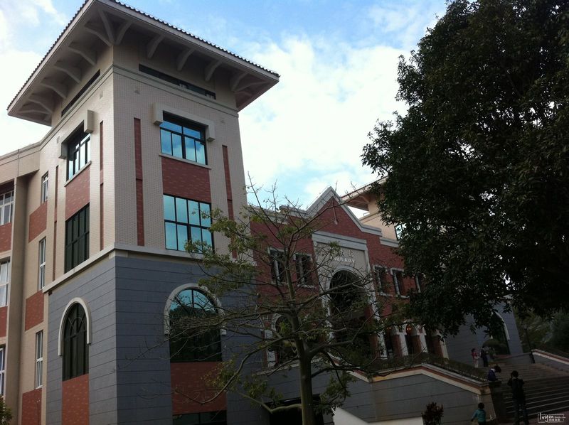 猜成语 一个人盘腿而坐_一个人看图猜成语图片(2)