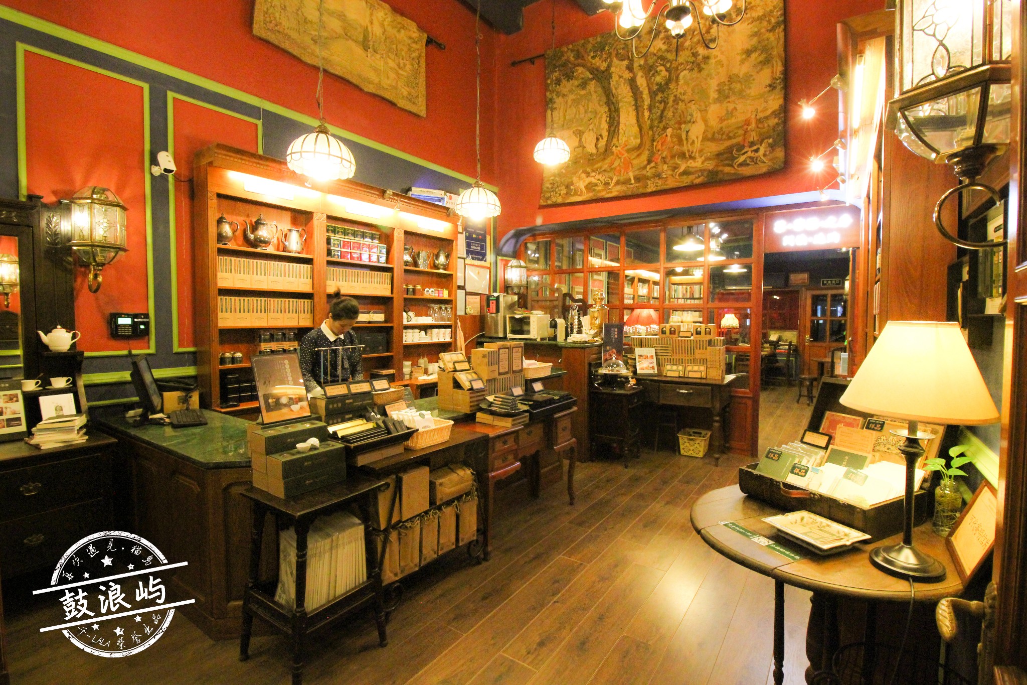 这是"赵小姐的店"里面的装修很民国风,可以喝咖啡喝花茶