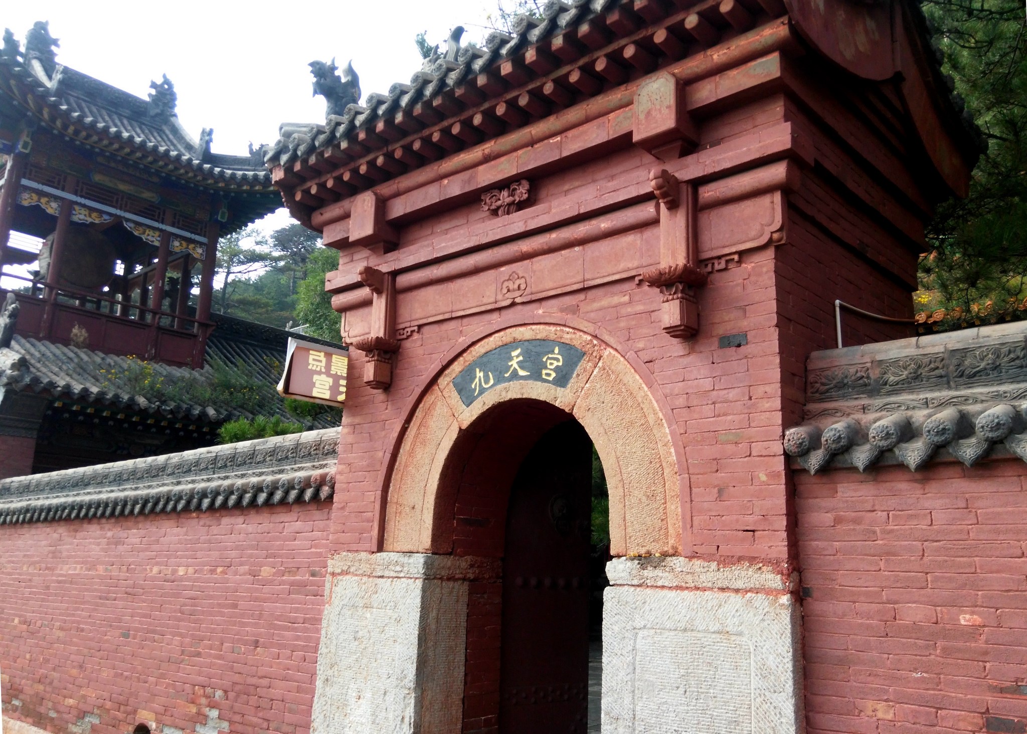 北倚凌云阁,斗姆阁,南踏山神庙,疮神祠,东有纯阳宫,太乙庙,形成了一组