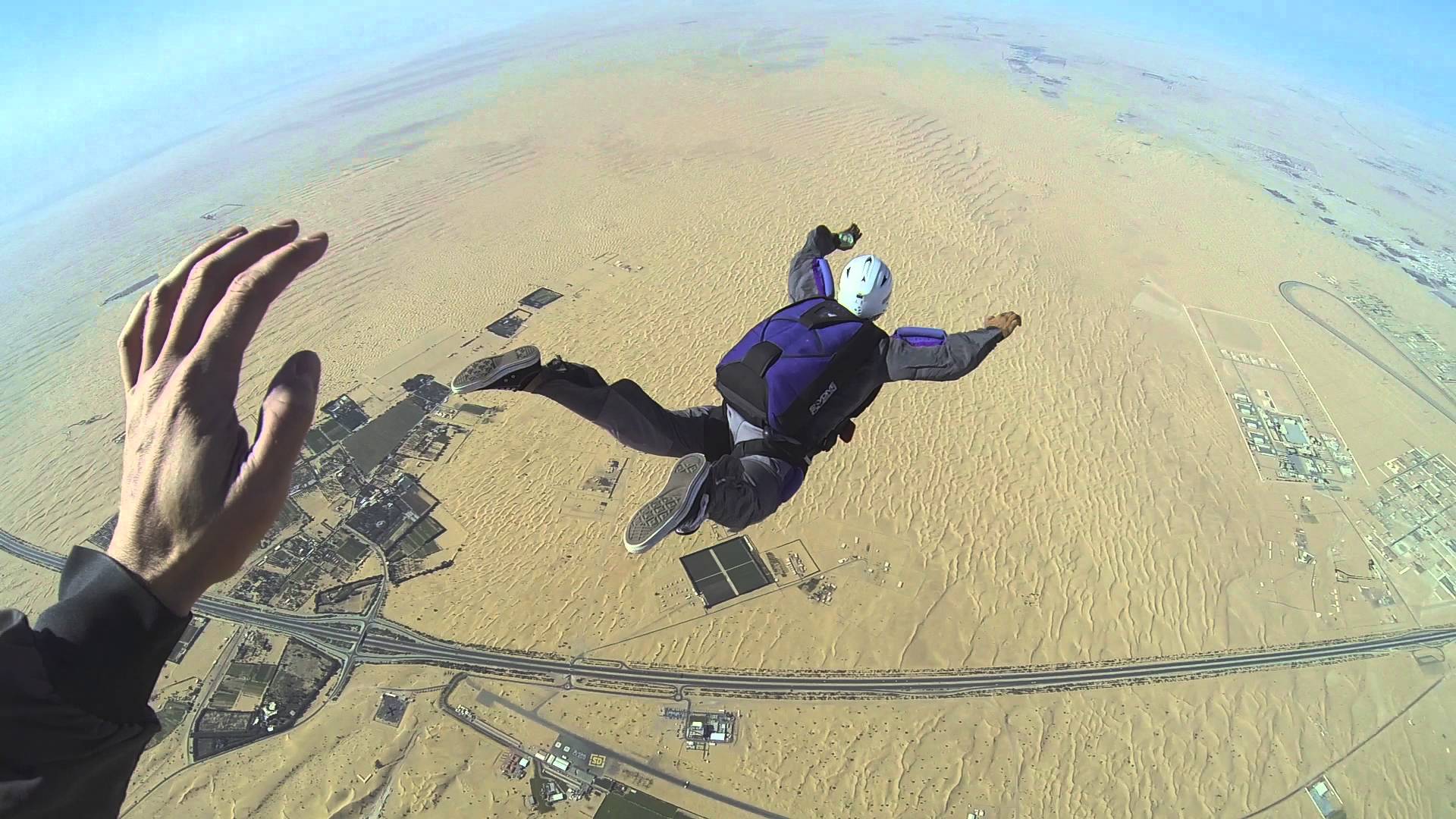 一半沙漠一半海满世界的去跳伞