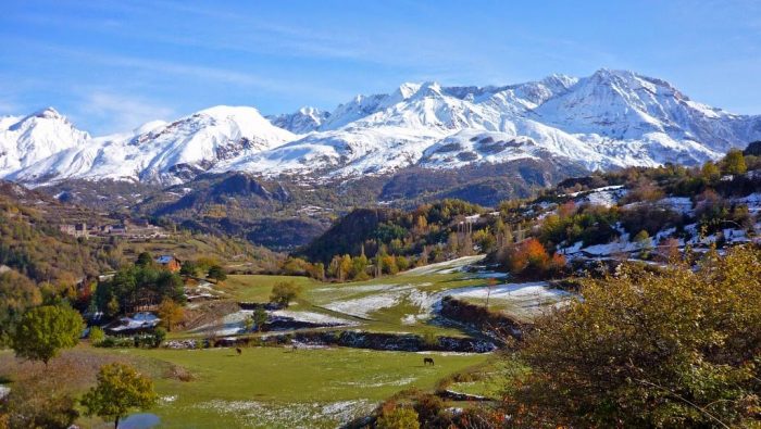 美丽石头的传说巴塞罗那比利牛斯山脉英文小团