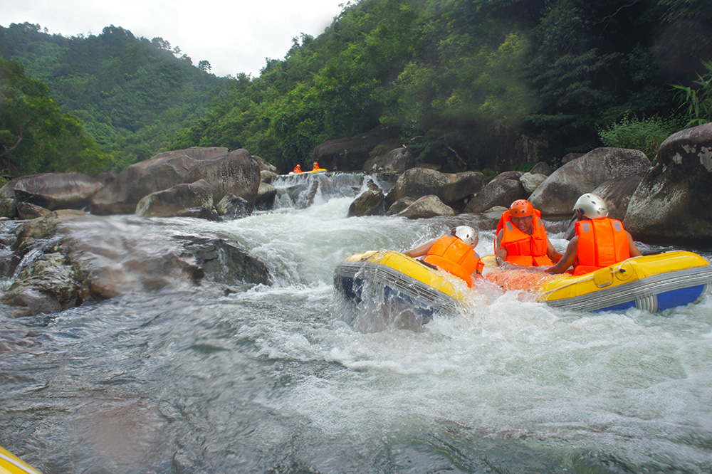 参加野人谷景区漂流东兴野人谷漂流景区景色秀丽山青水绿