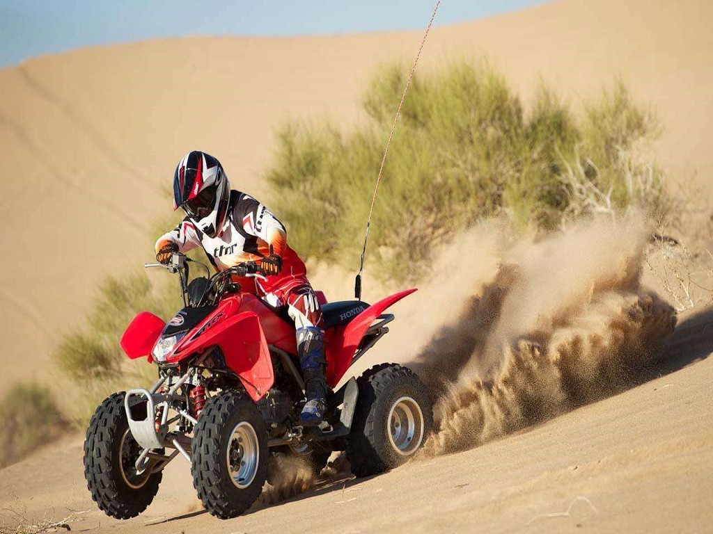 拥抱沙漠和醉美星空,感受奔跑在大漠深处的畅爽; 沙漠越野摩托车 惊险