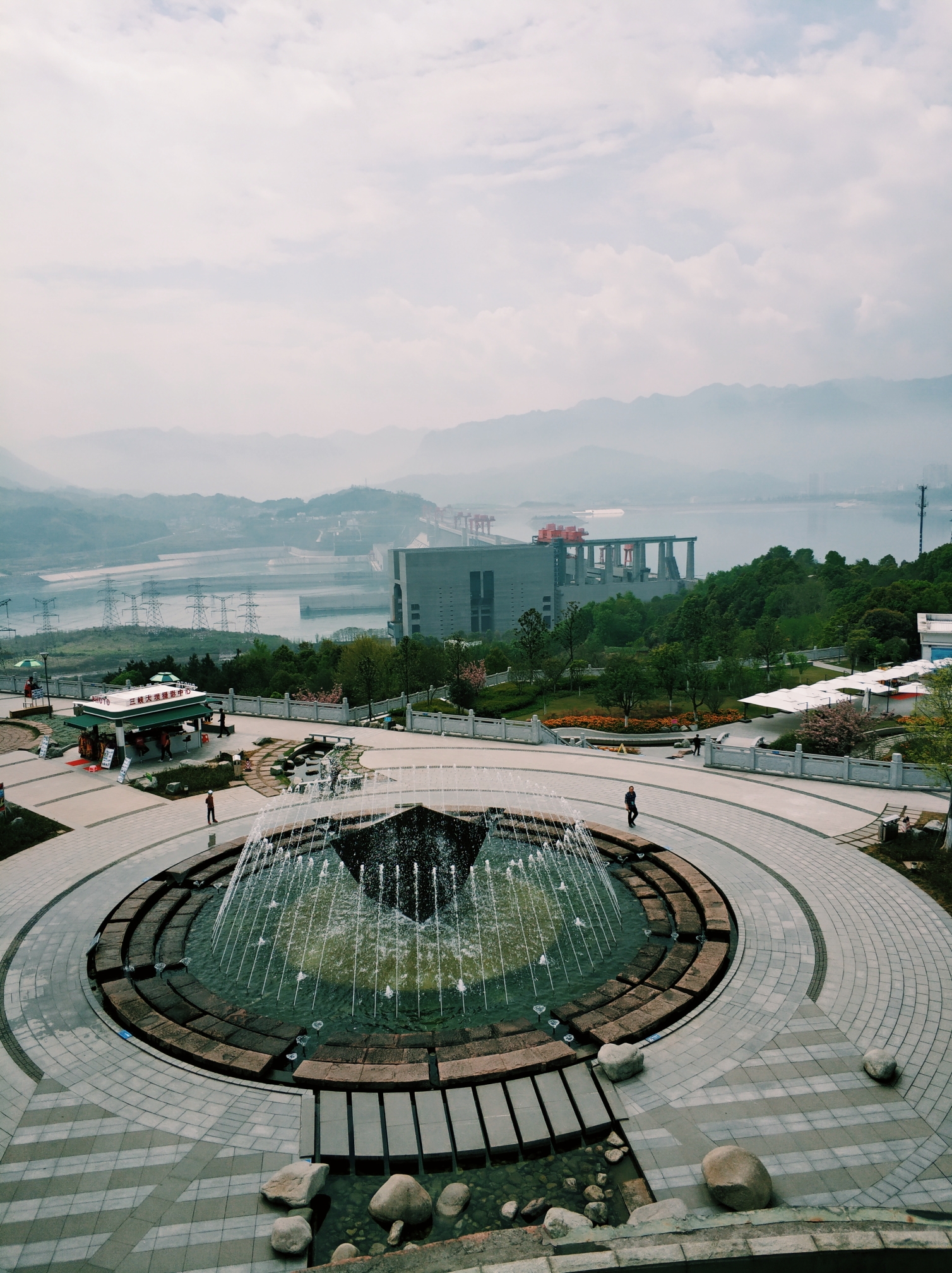 走的是三峡大坝专用高速,一路都是隧道,有一段沿江,可以看到长江,大概
