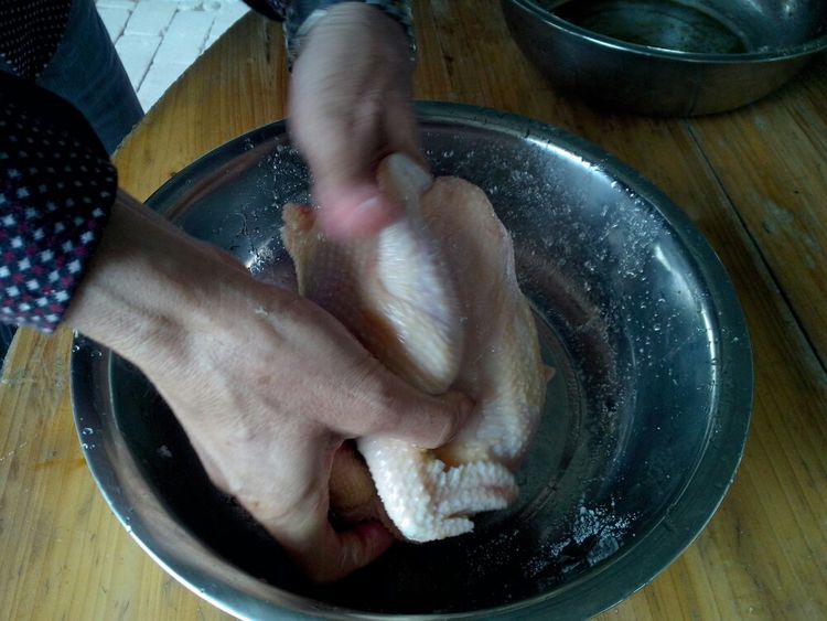 一起来看看美味的窑鸡与竹筒饭的制作把鸡宰杀,去掉内脏