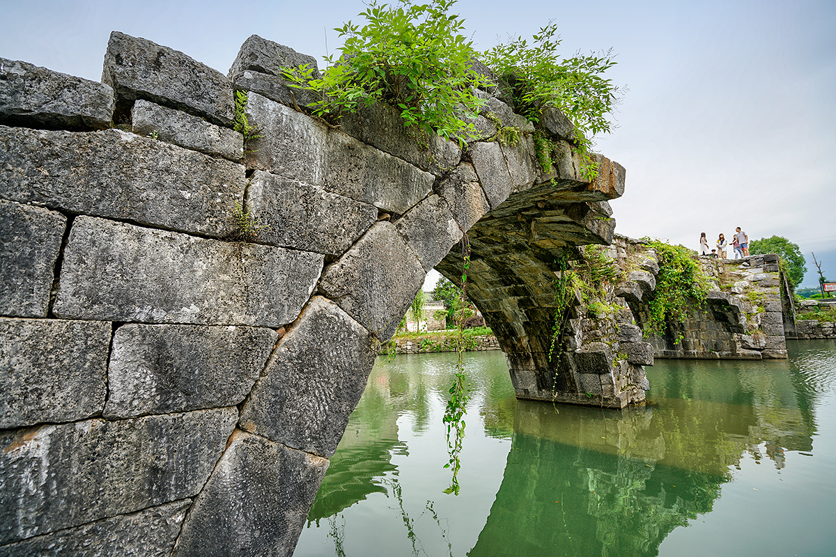 步瀛桥,自建成不久即塌了一半,然而,这半边残桥