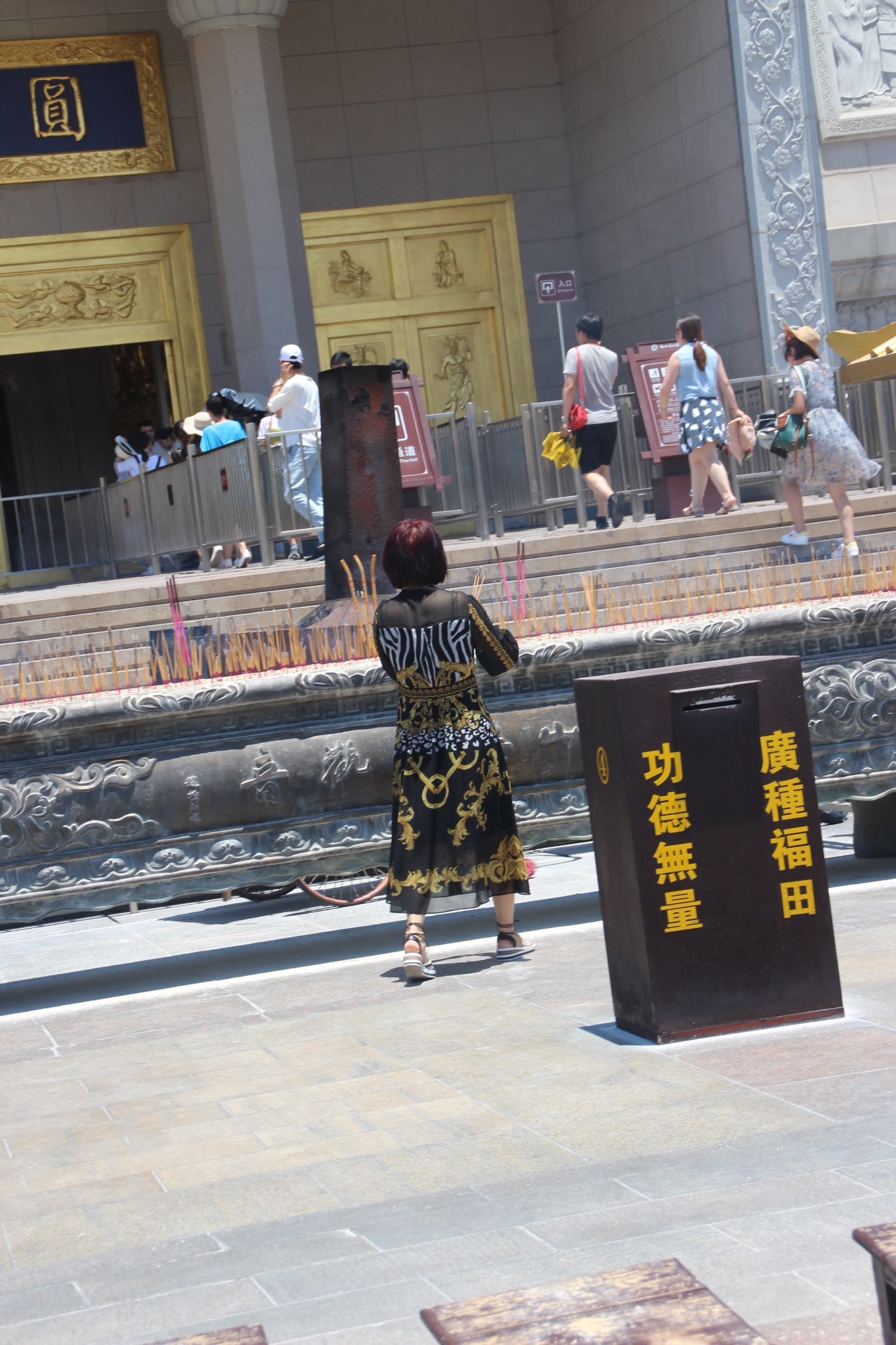 海南三亚南山观音文化苑__抱佛脚