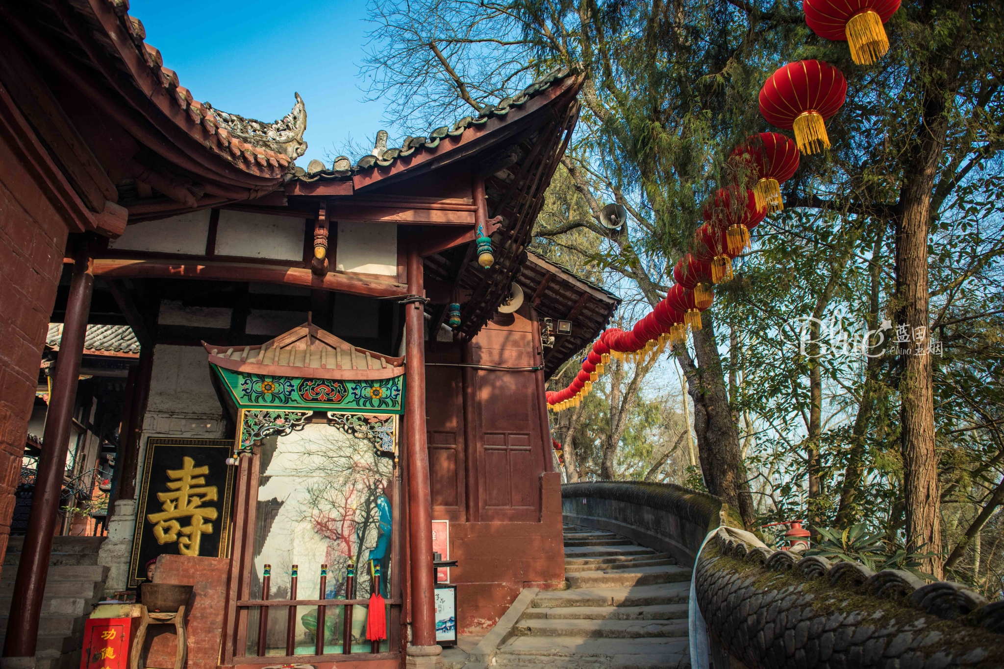 走过南山门,就可依次参观道观的灵祖殿,药王殿,东岳殿,祖师殿,三清殿.