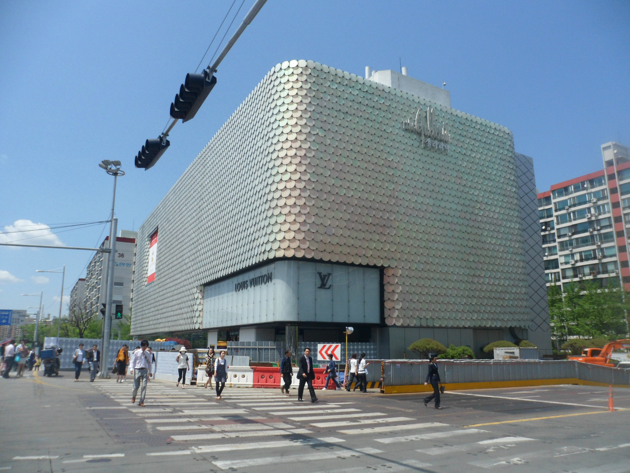 galleria百货西馆,大鱼鳞外观,到了晚上bling bling的,全lv的造型,lv