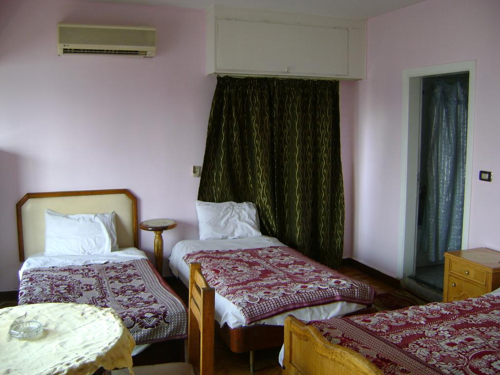 标间也就100多埃镑一晚,但是没想到这么难找,在一栋非常破旧的写字楼