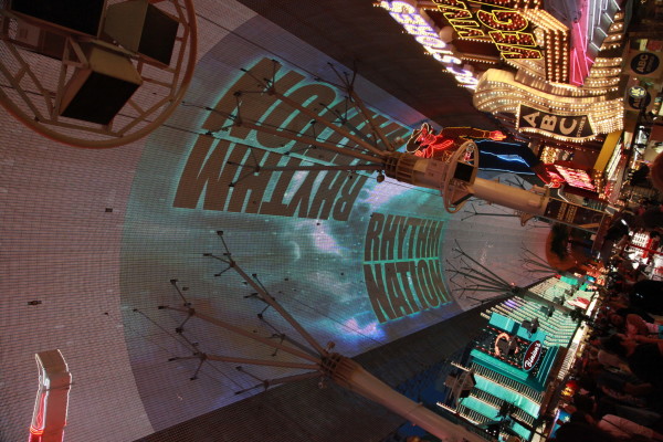 酒店灯光秀视频 wKgB4lLSWRmAeFgAABFvvPdbydM77.jpeg?imageView2%2F2%2Fw%2F600%2Fq%2F90