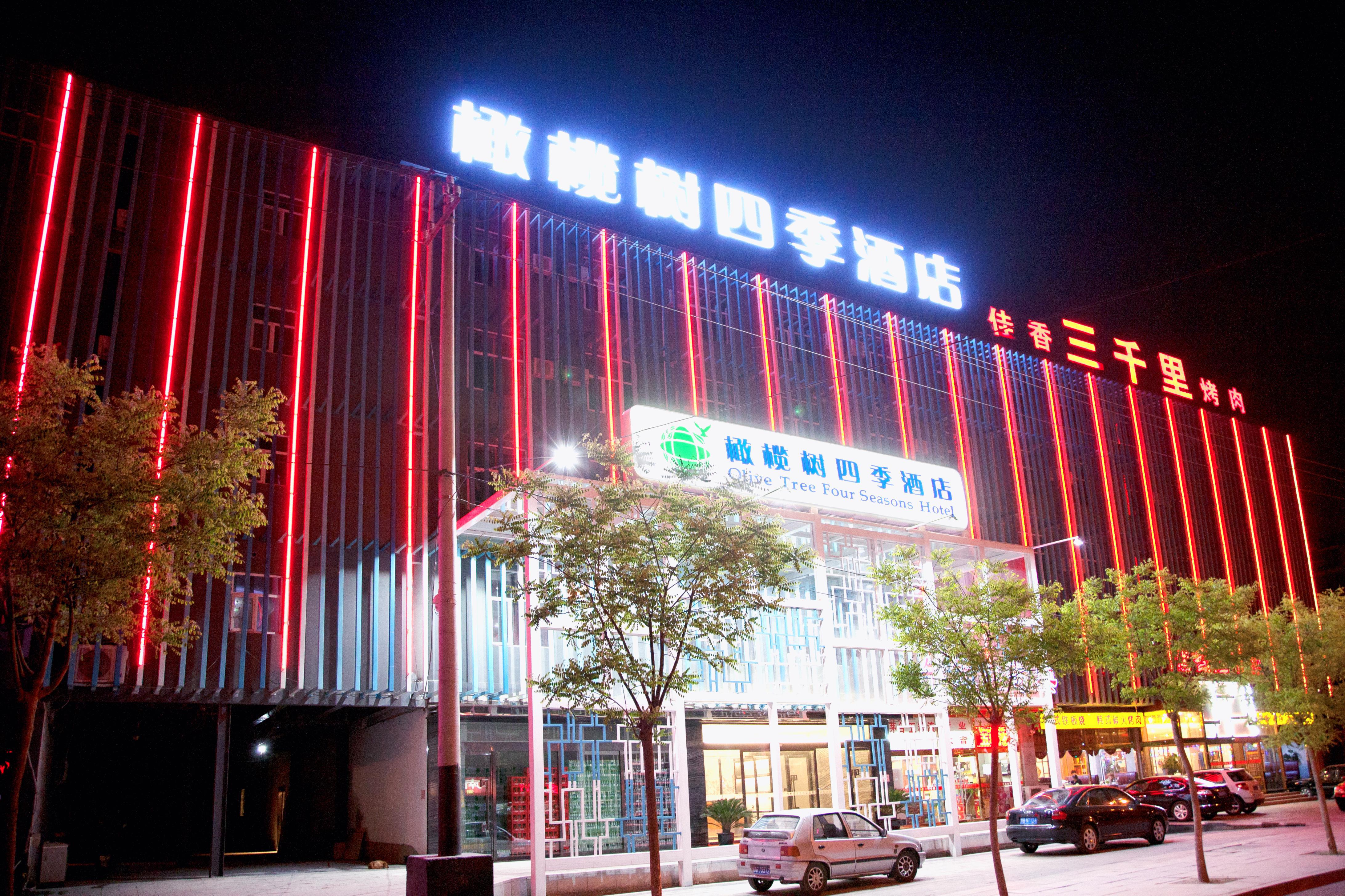 "酒店在良乡大学城附近,靠近地铁,交通方便.