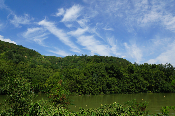 鯨魚溝竹海風景區一瀑一湖一寺廟