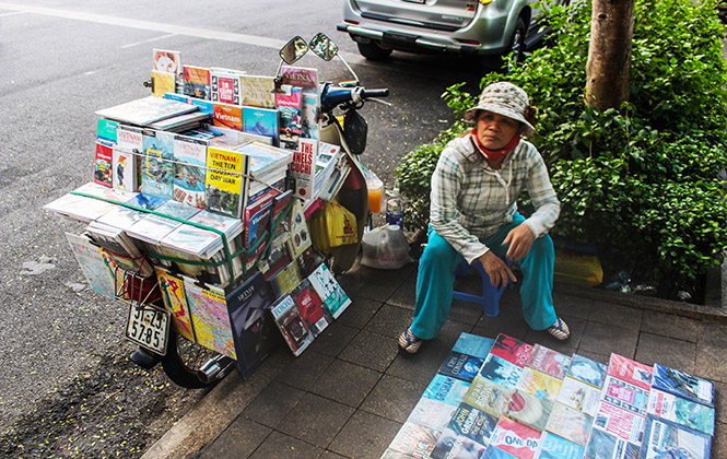 (dong khoil街上的流动书摊)"……我更爱你现在备受摧残的容颜.