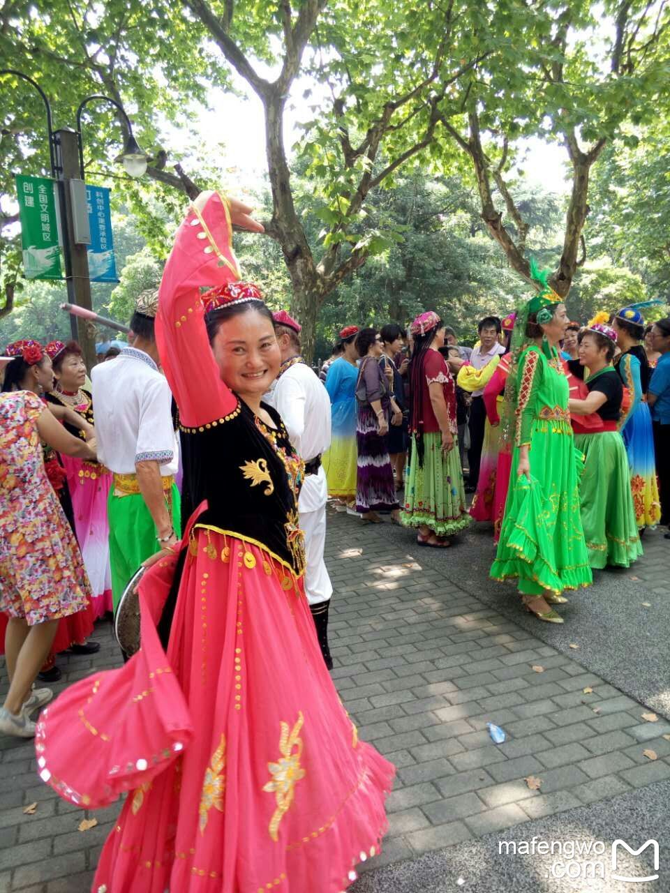 回复游记:杨浦公园----兰兰新疆舞盛夏迎 明星吴爱艺